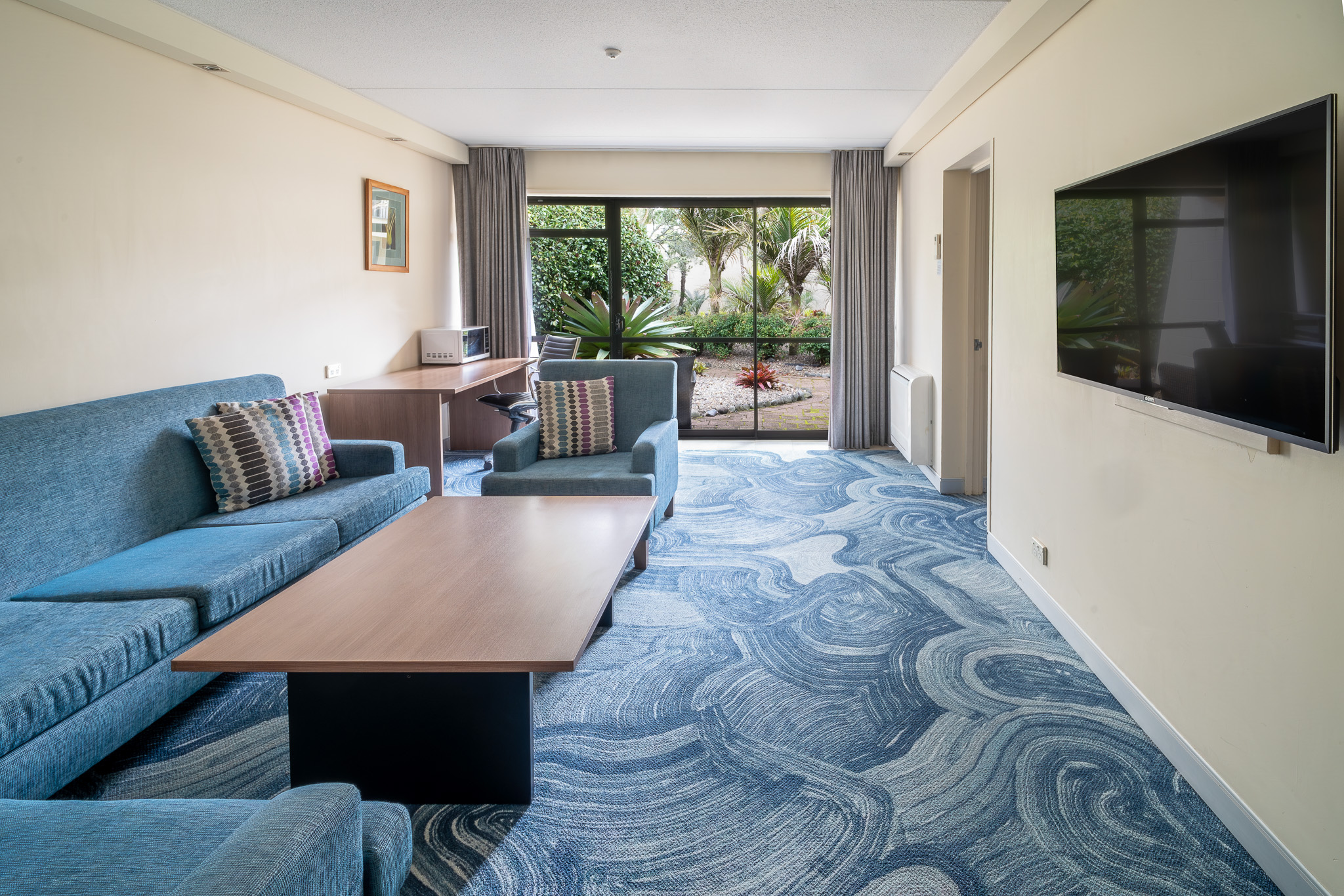 one-bedroom_suite_room_2